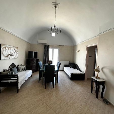 Veldi Art - Kamari Beach Apartment Тира Экстерьер фото