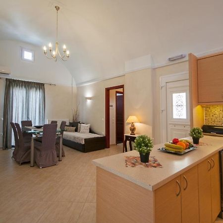 Veldi Art - Kamari Beach Apartment Тира Экстерьер фото