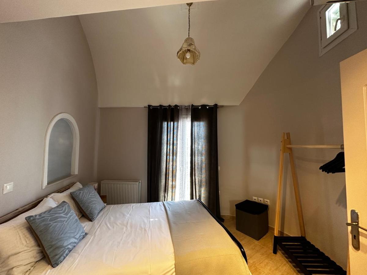 Veldi Art - Kamari Beach Apartment Тира Экстерьер фото