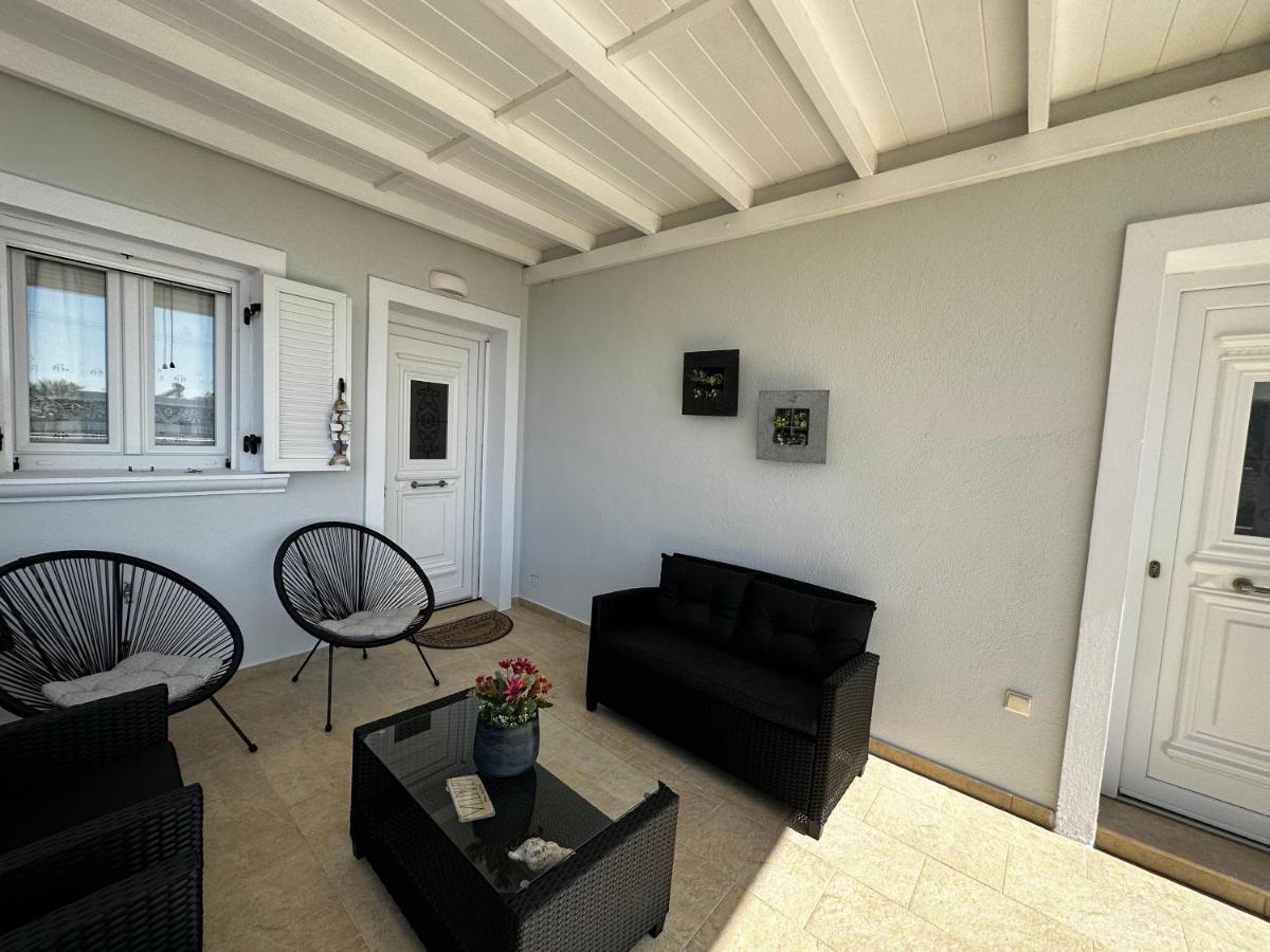 Veldi Art - Kamari Beach Apartment Тира Экстерьер фото