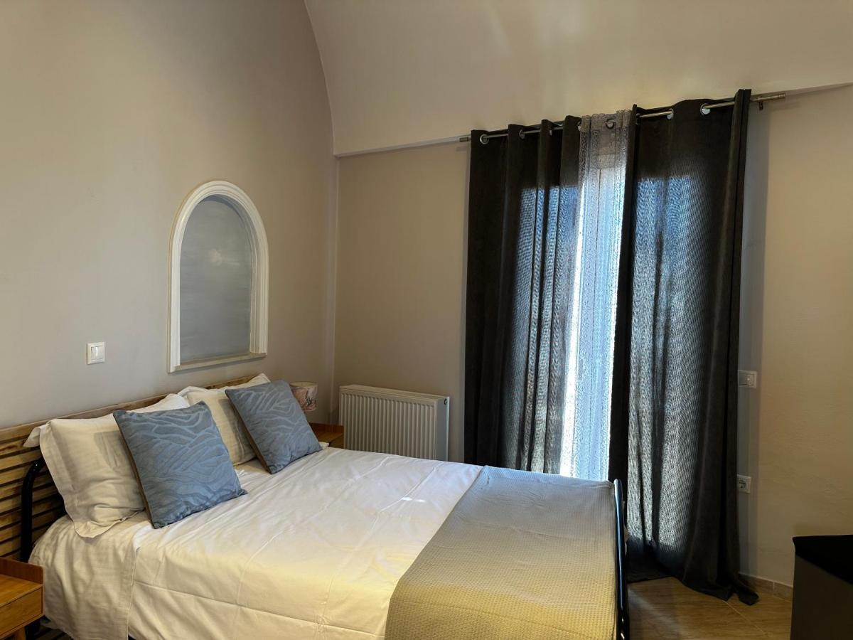 Veldi Art - Kamari Beach Apartment Тира Экстерьер фото