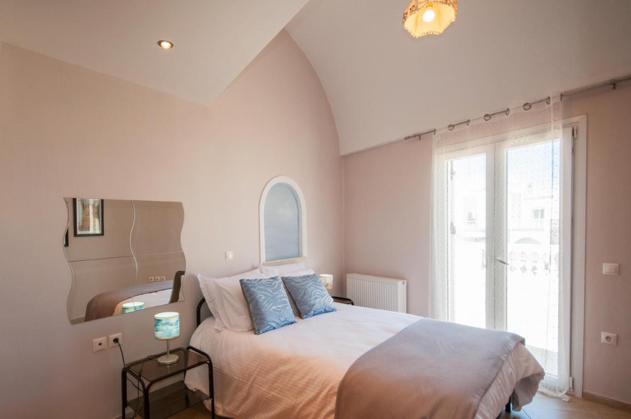 Veldi Art - Kamari Beach Apartment Тира Экстерьер фото