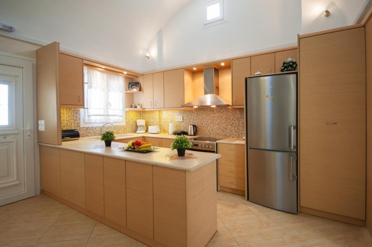 Veldi Art - Kamari Beach Apartment Тира Экстерьер фото