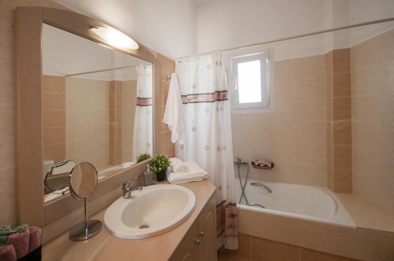 Veldi Art - Kamari Beach Apartment Тира Экстерьер фото