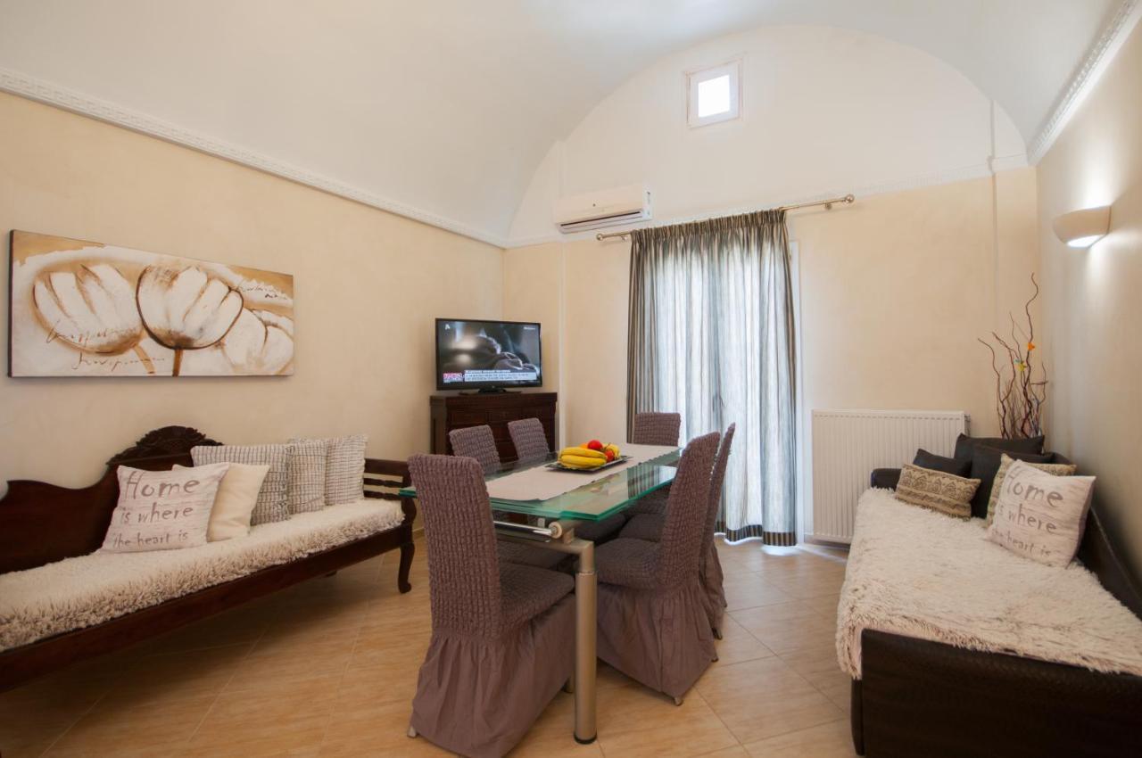 Veldi Art - Kamari Beach Apartment Тира Экстерьер фото